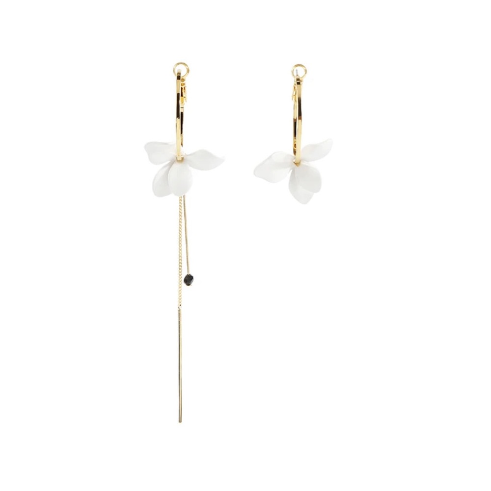 $12 NEW Unbranded Elegant White Flower Asymmetric Earrings - Picture 2 of 4